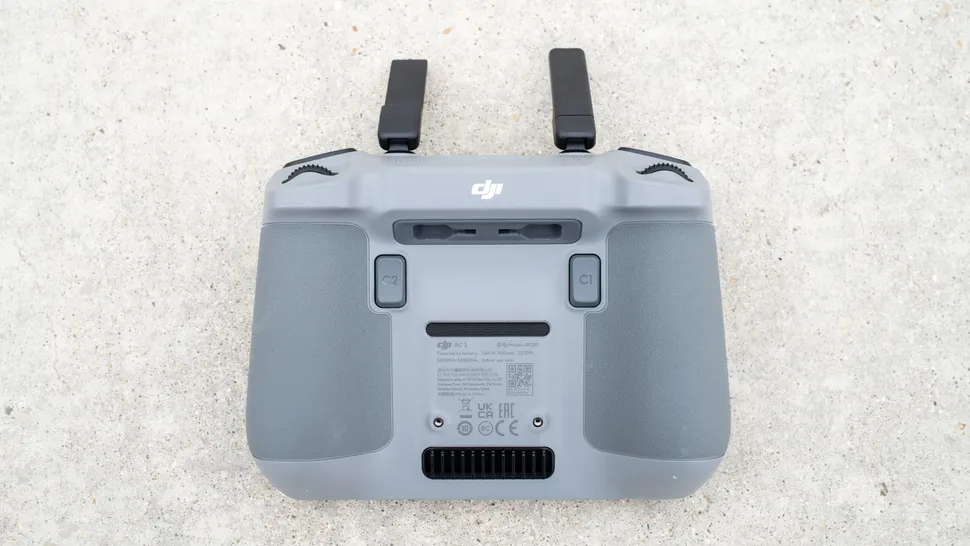 DJI Air 3 18 controller dji air 3 back