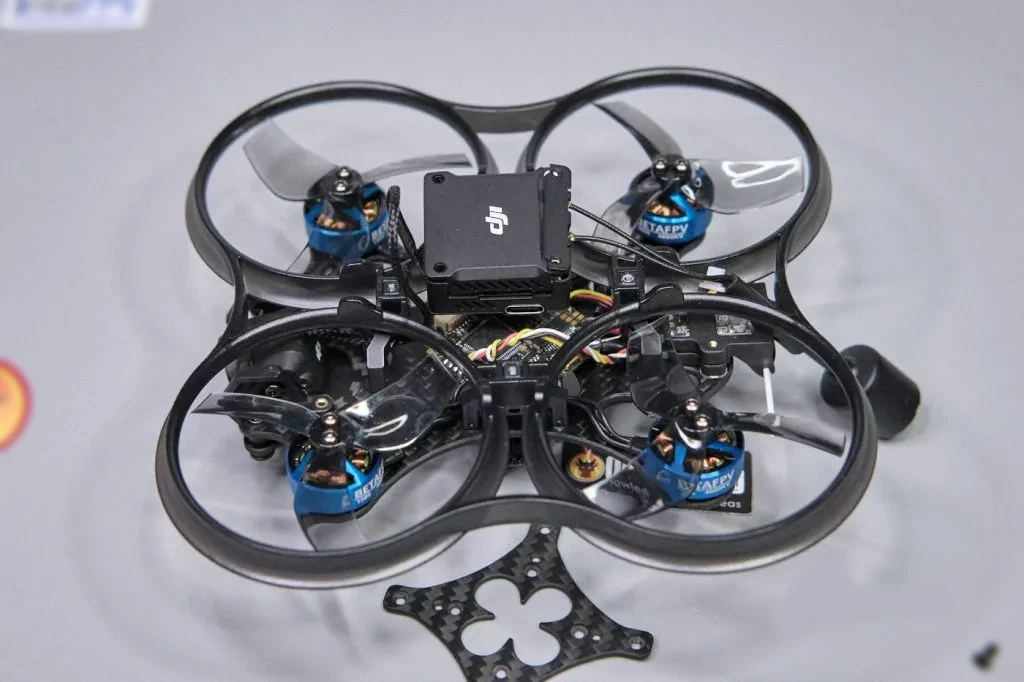 Обзор: BetaFPV Pavo25 v2: мощный дрон класса Cinewhoop 25 betafpv pavo25 v2 cinewhoop install dji o3 air unit